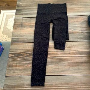 Spanx Look At Me Now Leggings - Black with gray animal print
